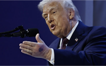 Vì sao tay ông Trump xuất hiện vết bầm khi dự Diễn đàn Kinh tế Davos?