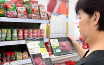 Đa dạng giá quà Tết ngoại nhập, cao cấp đến bình dân đều có
