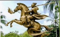 Tượng Thánh Gióng bên biển Nha Trang bị bể bụng, gãy chân được đúc mới, khác tượng cũ