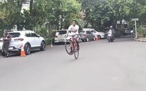 Chàng trai 'vồ ếch' khi trổ tài bốc đầu xe đạp