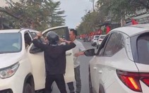 Bắt người đàn ông hùng hổ lao vào đánh tài xế ô tô sau va chạm giao thông