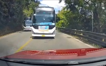 Xe khách chở học sinh vượt ẩu, cảnh sát giao thông mời tài xế lên làm việc