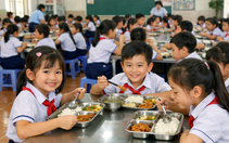 Lo thực phẩm bẩn vào trường học, nhiều trường ở quận 7 cũ (TP.HCM) dừng bữa ăn bán trú