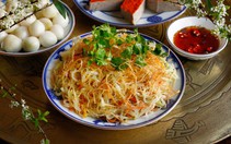 Món cổ truyền Tết Bát Tràng: Su hào xào mực với công đoạn xé mực kỳ công