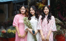 Bạn trẻ Đà Nẵng rộn ràng diện áo dài 'săn' ảnh Tết sớm