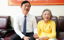 Phó bí thư Thành ủy TP.HCM Võ Văn Minh trao Huy hiệu 75 năm tuổi Đảng ở phường Bình Lợi Trung