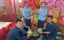 Bộ đội pháo phòng không Trung đoàn 224 trổ tài gói bánh chưng ngày Tết