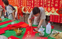 Về quê sớm vì nhớ mẹ và mấy trái bưởi, con gà ở chợ Tết quê nhà
