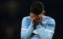 Bị Chelsea cầm hòa phút 90+4, Man City kém Arsenal 6 điểm
