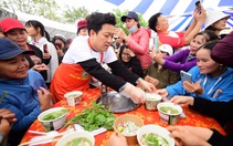 Người dân Hòa Thịnh thích thú khi được nghệ sĩ Trường Giang bưng phở tận bàn