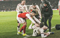 Martinelli của Arsenal gây tranh cãi vì đẩy cầu thủ Liverpool chấn thương ra sân
