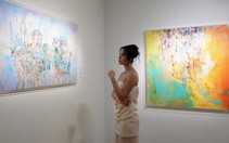Nhà thiết kế áo cưới nổi tiếng Lê Minh Khoa triển lãm tranh Giữa lao xao, thả mình trôi