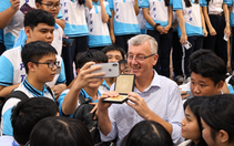 Giáo sư Nobel mang huy chương đến TP.HCM, học sinh, sinh viên vây kín
