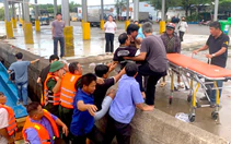 Bộ đội biên phòng TP.HCM kịp thời đưa ngư dân nghi bị tai biến trên biển vào bờ điều trị