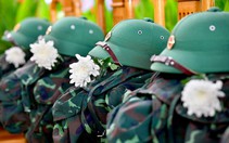 Lễ truy điệu, an táng hài cốt liệt sĩ tại công viên Lê Thị Riêng: Người dân hãy cầm nhành hoa trắng tiễn đưa các anh