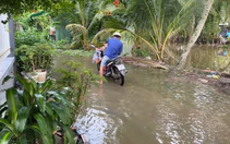 Người dân phản ánh đường hư hỏng, ngập nước đi lại khó khăn