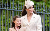 Công nương Kate và Công chúa Charlotte đi tàu điện ngầm tại London