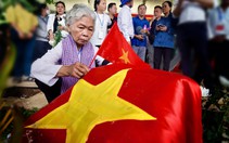 Các anh trở về giữa lòng nhân dân, ấm vô cùng vòng tay mẹ Việt Nam