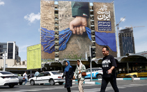 Mỹ nói Iran đang sụp đổ kinh tế, Tehran phản pháo 'ảo tưởng'