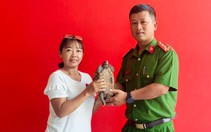 Phát hiện rùa núi vàng 'đi lạc' giữa đường ở Đông Thạnh, chủ quán cà phê liền giao nộp công an