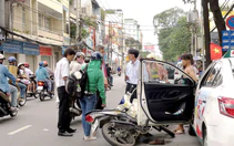 Mở cửa xe suýt gây tai nạn cho người đi đường, không xin lỗi mà còn giơ tay ra dọa