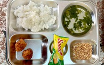 Xôn xao hình ảnh khay cơm bán trú chỉ có ít muối lạc, 2 miếng thịt viên, xã ở Phú Thọ báo cáo gì?