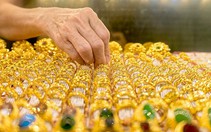 Giá vàng hôm nay 16-10: Vàng thế giới vượt 4.150 USD, giằng co chưa dứt