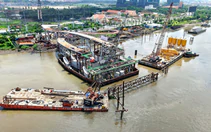 Ngắm công trình cầu đi bộ qua sông Sài Gòn giữa trung tâm TP.HCM, đang chờ lai dắt nhịp chính về hợp long