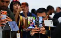 iPhone gập giá 2.000 USD vừa mở bán đã phải hẹn giao đến năm sau