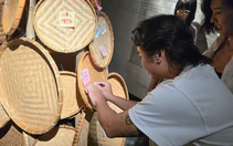 Triển lãm Mẹ là_Mother Installation: 'cây roi mây' và 'chiến binh'