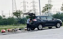 Công an đang tìm người đàn ông lái ô tô đi bỏ rác bên đường