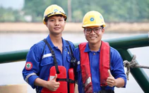 Đoàn lai dắt vòm thép 3.400 tấn dừng nghỉ tại cầu phao ở Cần Giờ an toàn