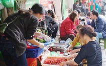 Đeo găng tay bốc thức ăn rồi đếm tiền