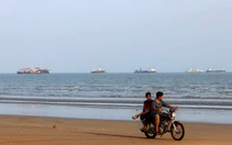 Lại thêm tàu chở dầu phát nổ vì trúng thủy lôi ở eo biển Hormuz