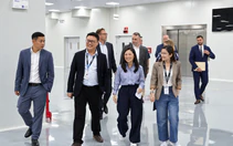 Đại sứ Mỹ thăm nhà máy Coherent Việt Nam