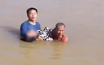 Thượng tá CSGT ở Huế lao xuống sông Hương cứu người đuối nước