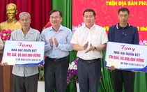 Ông Đinh Văn Nơi đến thăm và trao tặng nhà Đại đoàn kết cho các hộ dân ở phường Vĩnh Tế bị cháy nhà