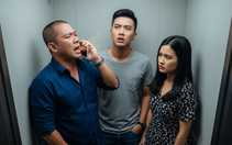 Mải mê nhìn điện thoại, thang máy mở cửa mà không chịu vào, hàng dài phía sau phải chờ