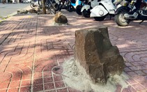 Dựng nhiều tảng đá trước trường học để chống ô tô đậu trên vỉa hè