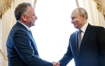 Đặc phái viên Mỹ gặp ông Putin ở cung điện St. Petersburg
