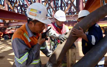Sáng 21-10 đã chính thức hợp long cầu đi bộ qua sông Sài Gòn
