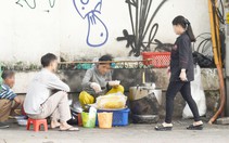 Bán bánh canh cho khách, anh thổi 'phù' một cái vào túi ni lông rồi bỏ thức ăn vào