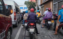 Bị cái ống pô xe phụt thẳng hơi nóng vào mặt, cảm giác của bạn ra sao?