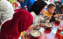 Ghé chợ phiên Đồng Văn ăn phở gà 30.000 đồng, xôi 30.000 đồng/kg