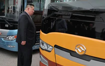Lý do ông Kim Jong Un tham quan nhà máy xe buýt khi tới Trung Quốc