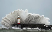 Hai cơn bão liên tiếp quét qua châu Âu, hơn 150.000 hộ dân mất điện
