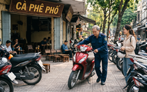 Khách nên tự dắt xe hay để người giữ xe lớn tuổi phải 'hóp bụng' dùng sức khi dắt?