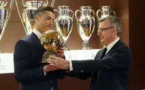 Vượt mặt Messi, Ronaldo giành 'Quả bóng vàng mọi thời đại'