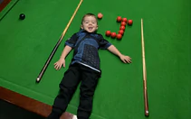 Cậu bé 3 tuổi đi vào lịch sử với tài chơi billiards không tưởng