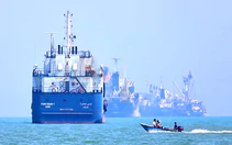 Iran nói 3 tàu dầu lớn phát nổ ở Hormuz, tàu không người lái Mỹ bị phá hủy